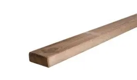 Zaunriegel aus druckimprägnierter Kiefer in dem Maß 28 x 70 x 2400 mm mit angeschrägter Seite, die den Regen abführt