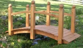 Durch ihre Tauchimprägnierung erhält die Zierbrücke nicht nur ihre schöne honigbraune Farbe, sondern ist auch optimal gegen die Witterungen geschützt.