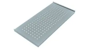 Das 81 x 40 cm Verbindungsmodul aus perforiertem, feuerverzinktem Stahl bildet eine Brücke zwischen den Tischen