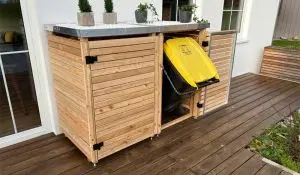 Lässt die Abfallbehälter formschön verschwinden: Die modular erweiterbare Rhombus Mülltonnenbox Lärche für Wertstoffbehälter mit 120 und 240 Liter Fassungsvermögen