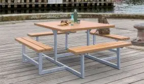 Zur Ausstattung der 200 x 200 cm Picnic Sitzgruppe gehören vier, mit je zwei massiven Planken ausgestattete 118 x 25 cm Bänke und ein 118 x 118 cm Tisch. Die Garnitur ist in 10 Ausführungen erhältlich 