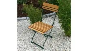 Die wetterfesten Biergarten Stühle Grenoble aus verzinktem Flachstahl und Robinienholz sind in zwei Varianten erhältich. Die Abbildung zeigt die Variante aus moosgrün pulverbeschichtetem Stahl. Ein langlebiger Begleiter für Ihren Outdoorbereich!