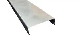 Zum Aufstecken: langelebige und leicht zu motnierende 179 x 2 x 7,5 cm Abdeckleiste für Bohlenzäune aus pflegeleichtem Edelstahl