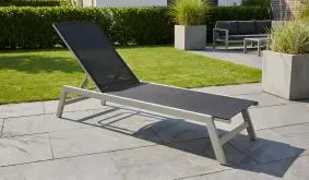 Aluminium Gartenliege Pylos, silbernes Aluminiumgestell mit schwarzem Textilgewebe, auf Terrasse