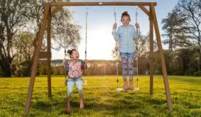 Platz für zwei: Robuste 254 x 160 x 207 cm Holzschaukel für Geschwisterkinder