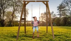 Passt in jeden Garten: Kinderschaukel mit einem Gestell aus FSC-zertifiziertem Helmlock-Holz