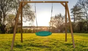 Sorgt für Spaß und Entspannung: 254 x 160 x 207 cm Nestschaukel mit Gestell aus Helmlock-Holz für den heimischen Garten