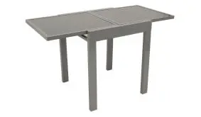 Der Balkon Ausziehtisch eignet sich mit einem Maß von 65 (130) x 65 x 74 cm perfekt für kleine Flächen. Gefertigt aus Alu und Glas, ist der Balkontisch ganzjährig wetterfest