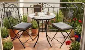 Balkon Bistro Set Funchal mit rundem Tisch und zwei Stühlen in heller Optik auf einem Balkon in Wohnumgebung