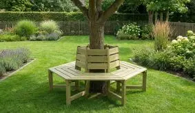 Baumbank Bayern, sechseckige Holz-Rundbank mit Lehne um Baum auf Rasen im Garten