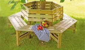 Durch ihre besondere Form liefert die Baumbank für mehrere Personen eine bequeme Sitzmöglichkeit