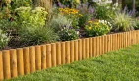 Beeetbegrenzung zum Einstecken als Abgrenzung eines Blumenbeets und der Rasenfläche