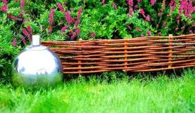 Zeitlos und natürlich schön: Die Beetumrandung Weide kommt in naturnahen Gärten besonders gut zur Geltung