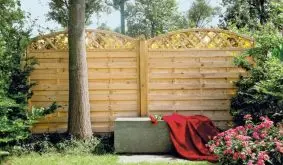 Ansprechender Sichtschutzzaun mit Oberbogen: beliebte 11-teilige Zaunserie aus druckimprägniertem Kiefer-/Fichtenholz - optional mit Rankgitter