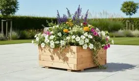 Wetterfest und attraktiv: 60 x 40 x 30 cm Blumengefäß aus naturbelassener Sibirischer Lärche