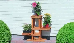 Blumenpodest mit drei Plattformen aus Holz