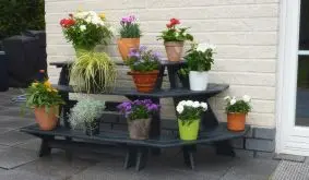 Die 137 x 59 x 62 cm Holz Blumentreppe mit Eckelement aus anthrazitgrau tauchimprägnierter Kiefer/Fichte