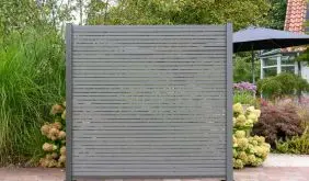 Wetterfestes Steckzaunsystem bestehend aus 39 BPC-Lamellen in der Farbe Schiefergrau. Maße: 180 x 180 cm