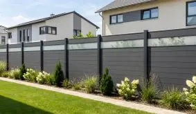 BPC Steckzaunsystem Kolding als Sichtschutzzaun in Anthrazit mit horizontalen Lamellen und Glaseinsatz im Garten