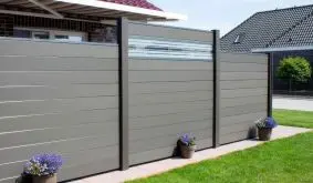 Ihre Wahl: Unser BPC Steckzaunsystem bietet 100 % blickdichte Zaunfelder und Zaunelemente mit Glaseinsatz