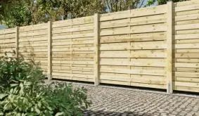 Der blickdichte 180 x 180 cm Bretterzaun günstig + gut punktet mit einem naturbelassenen Aussehen