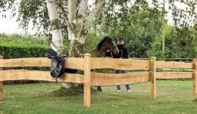 Der Bretterzaun Bonanza ist besonders für einfache Umzäunungen geeignet, zum Beispiel für Vorgärten oder Pferdekoppeln