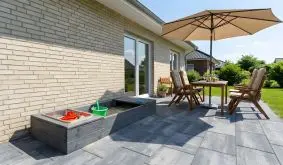 Kompakt und durchdacht: Der grau imprägnierte 150 x 45 x 19 cm Buddelkasten ist für kleine Außenbereiche perfekt