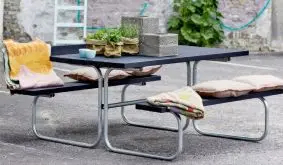 Praktisch und gemütlich: Die 177 x 155 x 73 cm Classic Outdoor Restaurantmöbel machen Terrassen zum geselligen Treffpunkt