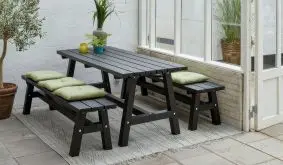 Rustikales Country Gartenmöbelset aus zwei Holzbänken und einem Tisch. Es ist in 3 verschiedenen Designs erhältlich