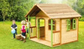 Das Holzspielhaus ist TÜV-geprüft und mit einer Veranda ausgestattet. Die Grundfläche beträgt 180 x 180 cm