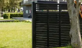 Der moderne, schwarze "Decora" Zaun aus 12 x 68 mm starken Lamellen mit Rankgitterabschluss ist in sechs verschiedenen Größen erhältlich und bietet somit eine große Gestaltungsvielfalt.