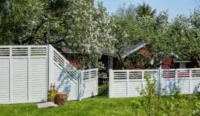 Der moderne, weiße "Decora" Zaun ist in zwölf verschiedenen Ausführungen erhältlich und bietet somit eine große Gestaltungsvielfalt für Ihren Outdoorbereich.