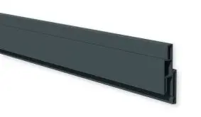 Das Dekorprofil für den München Steckzaun kann als elegantes Trennelement zwischen den Zaunlamellen genutzt werden. Farbe: Anthrazit.