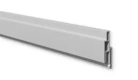 Das silbergraue Dekorprofil aus langlebigem Fensterkunststoff wird als Designelement zwischen die Lamellen gesteckt.