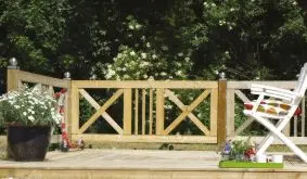 Die überkreuzten Streben (Kreuz Maße: 28 x 64 mm) des Design Gartenzauns Schloss sind ein echter Hingucker in jedem Outdoorbereich.