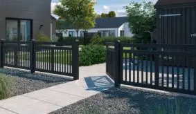 Moderner Designzaun in schwarzer Ausführung mit einem 150 x 80 cm Zaunfeld und drei Gartentor-Varianten. Präsentiert Ihr Zuhause und die Einfahrt auf ansprechende Weise