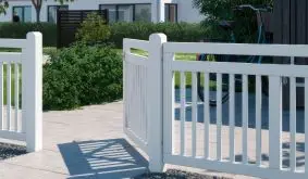 Der Designzaun Linea – ein moderner 4-teiliger Vorgartenzaun aus skandinavischem Massivholz. Fungizid behandelt und doppelt in Weiß farbgrundiert