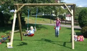 Die Doppelschaukel Holz mit einem Maß von: 300 x 220 x 220 cm. Gefertigt aus stabilem Kiefern Holz.