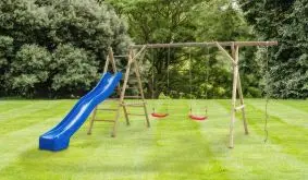 Die Doppelschaukel mit Strickleiter Hannes ist zum Toben und Schaukeln ideal und kann super mit einer Wellenrutsche (optionales Zubehör) kombiniert werden