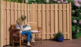 Edler Sichtschutz für Ihr Zuhause: Die langlebigen Douglasienzäune bieten ein zeitloses Design und Spitzenqualität