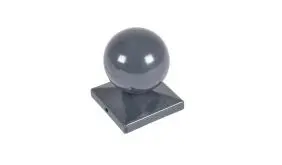 Erhältlich in den Farben Moosgrün (RAL 6005) und Anthrazit (RAL 7016): Die dekorative Pfostenkappe Kugel für Doppelstabmattenzaun Tore