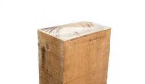 Robuste Gartenschwellen aus naturbelassender Eiche. Sägerau unbehandelt und 2 Seiten sind scharfkantig gesägt - Stärke: 12,5 x 22,5 cm