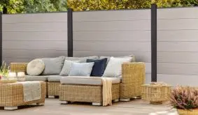 Die BPC Zaunelemente zeichnen sich durch extrabreite 180 x 25,3 x 1,9 cm Lamellen mit fühlbarer Holzmaserung in Bi-Color Weiß aus