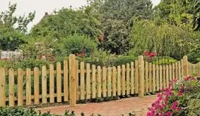 Der traditionelle Friesenzaun aus Holz ist die ideale Einfriedung für naturnah gestaltete Außenbereiche