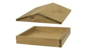 Futterrhaus mit den Maßen 36 x 36 x 6cm (Futterplatz) und 36 x 37 x 7,5cm (Dach), das in das Weidenzaun System Warschau geschraubt werden kann.