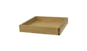 Futterstelle mit den Maßen 36 x 36 x 6cm (B x T x H), die in das Zaunsystem aus Weiden geschraubt werden kann, und Vögeln und Kleintieren ein reich gedeckter Tisch sein könnte.