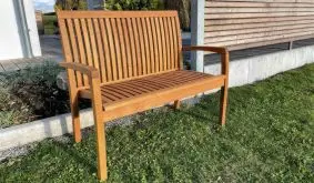 Die Gartenbank Calgary als 2-Sitzer. Das körpergerecht geformte und dunkelbraun geölte Robinienholz, sorgte für einen hohen Sitzkomfort.