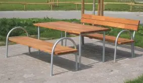 Im Vordergrund die 200 cm Lärche Gartenbank für drei Personen. Auf dem Bild sehen Sie ein kundenseitig farblich behandeltes Modell – Sie erhalten das Sitzmöbel in Lärche natur!