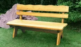 Die Gartenbank Massiv Trelleborg aus hellbraun lasiertem Kiefernholz ist als 2-, 3- oder 4-Sitzer erhältlich und fügt sich harmonisch in Ihren Gartenbereich ein.