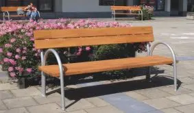 Die Lärche Gartenbank mit Lehne für drei Personen. Auf dem Bild sehen Sie ein kundenseitig farblich behandeltes Modell – Sie erhalten das Sitzmöbel in Lärche natur!